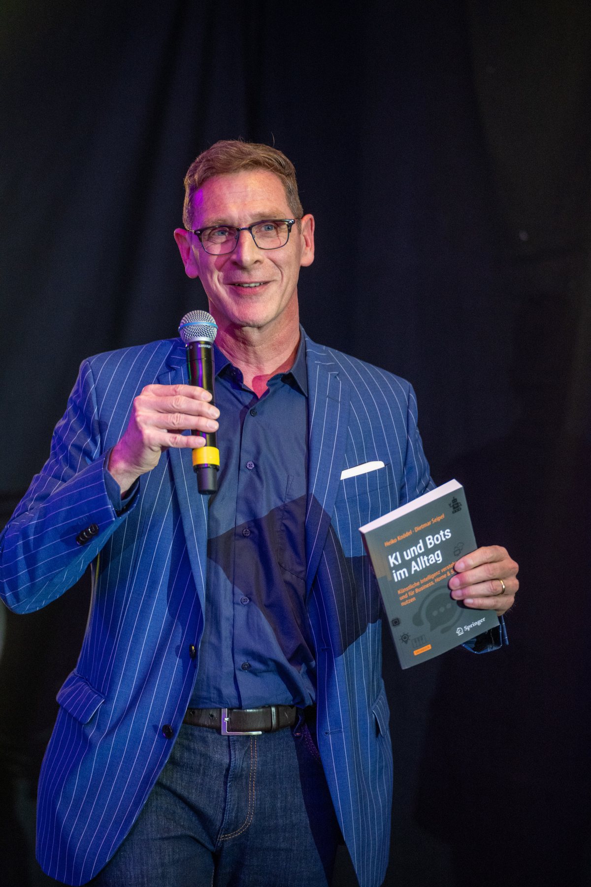 Heiko Knodel hält das Buch ‚KI und Bots im Alltag' (SpringerNature)